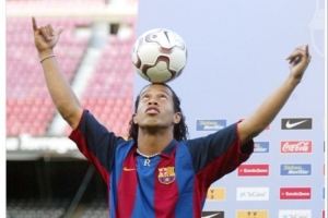 今天是小羅加盟巴薩22周年，巴薩社媒曬照向巴西傳奇球星致敬??