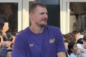 到北京啦??球迷高喊MVP！約老師樂開花??秀中文：北京歡迎你