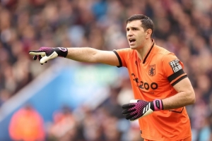 郵報：大馬丁經(jīng)紀人四處尋求轉(zhuǎn)會，曼聯(lián)仍有可能但維拉不愿降價