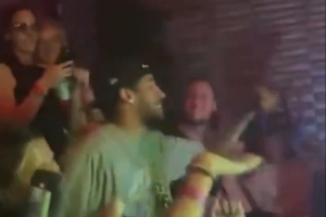 看來恢復(fù)不錯！哈利伯頓與女友杰德&??克拉克和坎寧安夜店狂歡