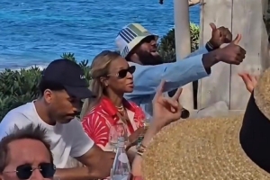 度假模式！詹姆斯夫婦法國海邊聚餐 老詹隨音樂翩翩起舞????