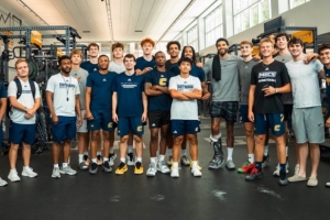 努力??塔圖姆參加肯巴-沃克的婚禮 當(dāng)天還借用學(xué)校的健身房訓(xùn)練