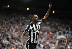 回聲報(bào)：槍手此前考慮伊薩克但認(rèn)為紐卡不想賣，現(xiàn)在紅軍領(lǐng)跑爭奪