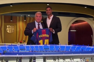 新主場(chǎng)！拉什福德展示巴薩球衣，他面前是新諾坎普模型