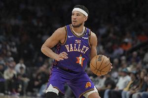 上賽季場均7.1助??隊記：布克將在新賽季擔(dān)任全職首發(fā)控衛(wèi)