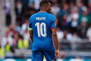 法國隊官方社媒曬姆巴佩各時期10號球衣照片：10號完美適合他！