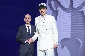 楊瀚森：原以為至少首輪20順位往后才可能被選中 走上臺(tái)時(shí)腿在抖