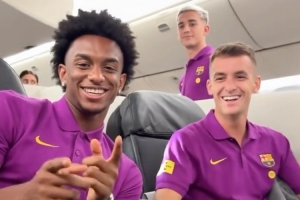 旅途中！巴薩球員飛機(jī)上玩游戲+刷手機(jī)消磨時光，氣氛輕松歡樂