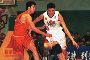 媒體人：姚郅巴01大運(yùn)擊敗美國 中國男籃迄今唯一國際大賽勝美國