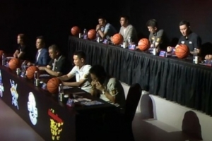 ??聊啥呢？朱芳雨在CBA選秀大會現(xiàn)場悄悄地接了個電話