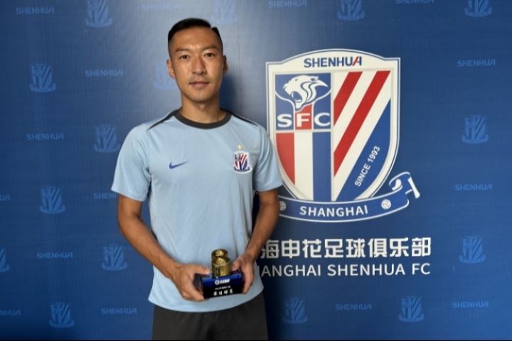 直播吧中超最佳??吳曦領(lǐng)取獎(jiǎng)杯啦，以鐵血之姿書寫著老將傳奇！