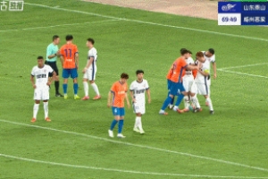 情緒非常激動(dòng)！澤卡角球前放倒廖均健，被出黃牌&下輪踢蓉城停賽