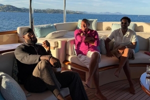 ??約基奇經(jīng)紀(jì)人曬與詹姆斯在法國南部乘游艇出海度假照??