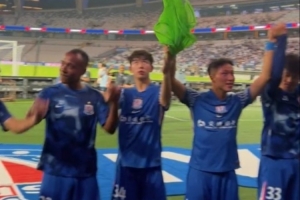 記者曬上海申花賽后謝場(chǎng)視頻：領(lǐng)先6分！繼續(xù)加油！不要放松！