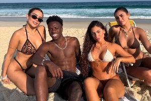 【社交秀】享受生活！維尼修斯與多位網(wǎng)紅美女度假