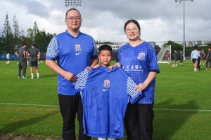 東體：藍(lán)血人變身白衣天使，醫(yī)生幫病人恢復(fù)心跳后受邀觀申花訓(xùn)練