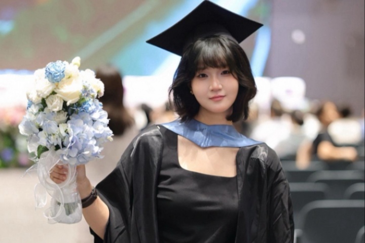 泰山女球迷畢業(yè)典禮上演莫伊塞斯慶祝：喜歡泰山10年，最喜歡大雷