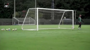 有點厲害??埃基蒂克訓練中左右腳+頭球破門，輕松完成帽子戲法