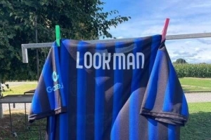 國米球迷在訓(xùn)練基地外掛著印有盧克曼名字的球衣，期待盡快簽約