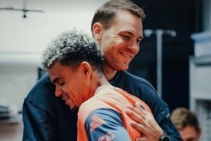 強援加盟！拜仁隊長諾伊爾社媒曬和路易斯-迪亞斯相擁照：歡迎！