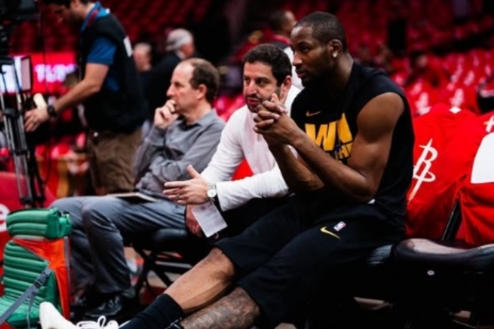 相依為命的感覺(jué)??庫(kù)明加曬與經(jīng)紀(jì)人合照：我永遠(yuǎn)相信自己