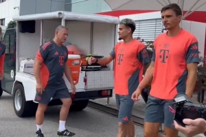 記者曬視頻：拜仁新援路易斯-迪亞斯周四繼續(xù)參加訓(xùn)練