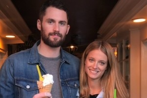 秀恩愛(ài)??！樂(lè)福曬與妻子相戀相愛(ài)10年合照：你們?cè)谝黄饚讉€(gè)月了