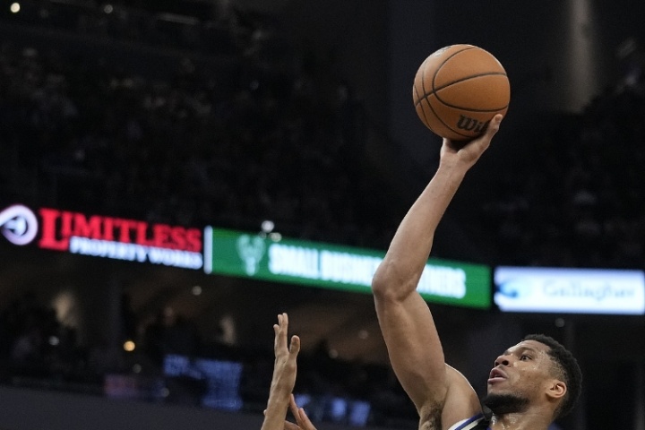 散了??記者：尼克斯在提前續(xù)約大橋前得知 字母哥不會(huì)申請(qǐng)交易