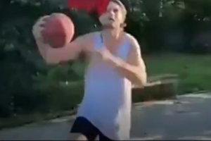 這是約基奇還是楊基奇??國外網(wǎng)友模仿楊瀚森擋拆順下單臂炸扣