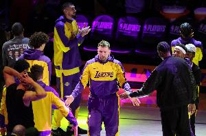 為何說湖人在最完美的時(shí)刻 得到了專注度前所未有之高的東契奇