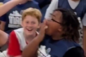 借點(diǎn)手感？美媒發(fā)布馬紹爾互動(dòng)視頻 小朋友與其擊掌后舔了舔手