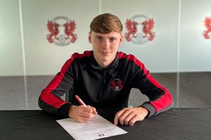 官方：曼聯(lián)與19歲中場穆爾豪斯續(xù)約3+1，將他外租至萊頓東方