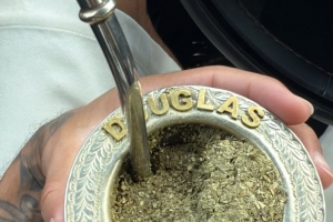 道格拉斯-路易斯曬專屬馬黛茶杯：愿上帝寬恕那些心存惡念之人