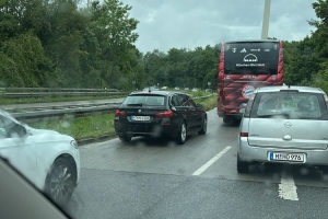 記者：距離熱身賽開(kāi)始不到一小時(shí)，拜仁大巴仍堵在路上