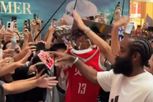 中國(guó)行粉絲太多！美記驚訝：一個(gè)商場(chǎng)有成千上萬(wàn)的人來(lái)看哈登??