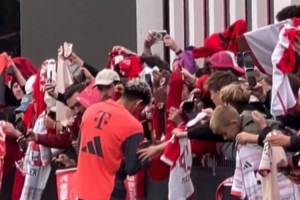 記者：在今日的訓(xùn)練后，路易斯-迪亞斯為拜仁球迷簽名并合影