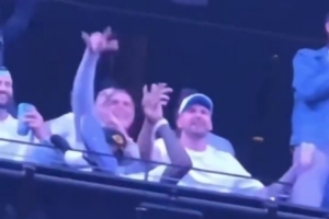 載歌載舞??慶祝續(xù)約！佩林卡和東契奇看后街男孩演唱會(huì)都嗨了