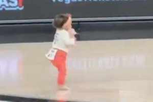 大場(chǎng)面選手！WNBA舉辦嬰兒爬比賽 一寶寶“覺(jué)醒”人生第一次行走