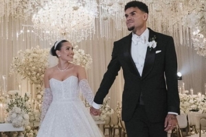 圖片報介紹迪亞斯妻子：球員的賢內(nèi)助，2016年相戀去年結(jié)婚