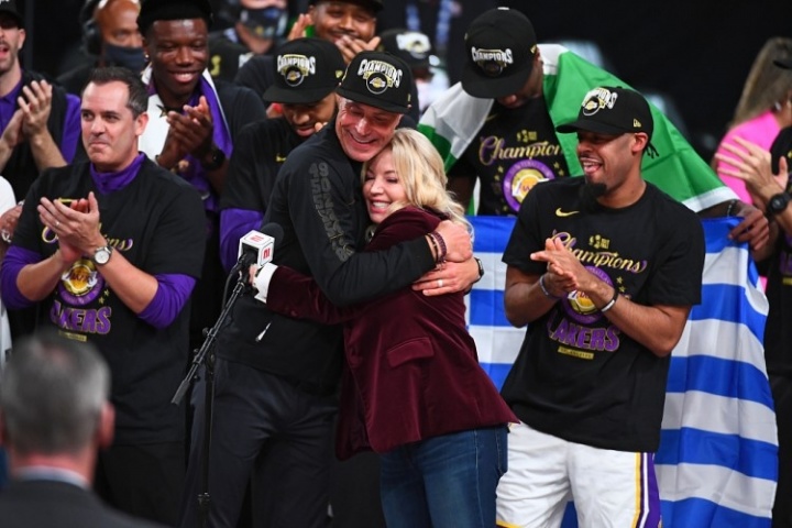 佩總兼任總裁&總經(jīng)理！湖記：只要珍妮在位 佩林卡的位置依舊穩(wěn)固