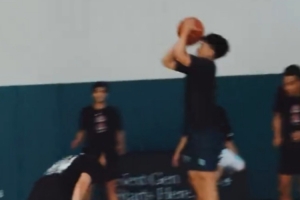 趙維倫在林書豪訓練營晃倒對手引歡呼 但可惜隨后投籃不中??