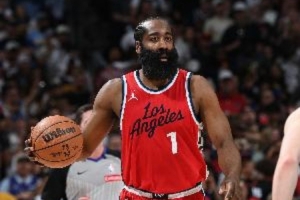 媒體人：國(guó)人追捧的巨星中很少有哈登這類關(guān)鍵戰(zhàn)役習(xí)慣性掉鏈子的