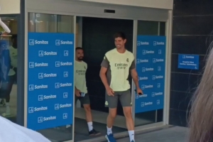 集結(jié)！皇馬球員回到基地進行體檢：巴爾韋德為球迷簽名