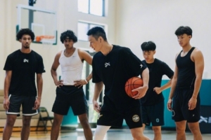 參加林書豪灣區(qū)訓(xùn)練營(yíng)！趙維倫：感謝豪哥的的邀請(qǐng) 永遠(yuǎn)的榜樣