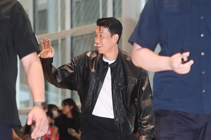 啟程前往美國(guó)！韓媒：孫興慜即將離開韓國(guó)，他在機(jī)場(chǎng)為粉絲簽名