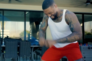 養(yǎng)傷不耽擱訓(xùn)練??利拉德休賽期恢復(fù)性訓(xùn)練強度不減