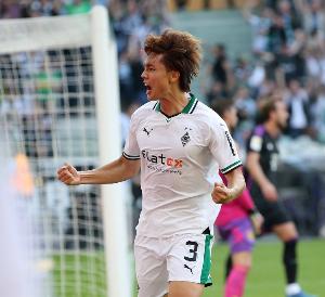 記者：阿賈克斯報價門興中衛(wèi)板倉滉遭拒，法蘭克福希望截胡