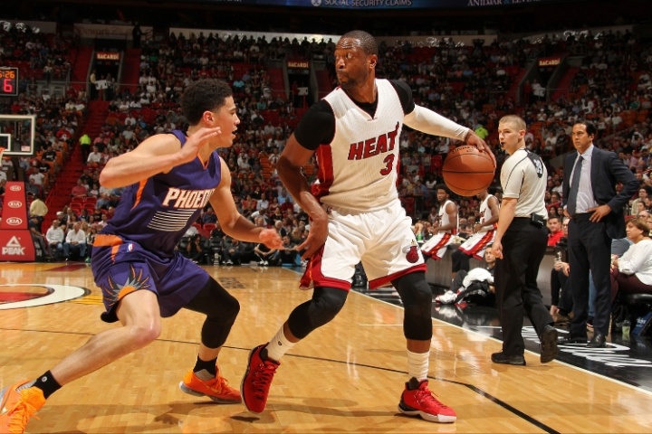 新秀賽季面對(duì)韋德砍34分！布克：第一次比賽前晚出去玩兒??