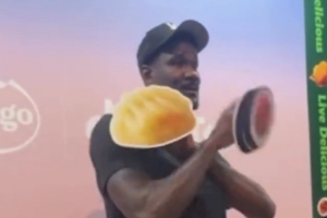 妖嬈頓寶??艾頓參加贊助商活動搞怪互動 拿著手牌花式應(yīng)援