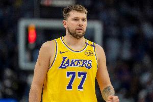 某球探：除非東契奇打無(wú)球 否則你就得給他配沖筐型中鋒和3D側(cè)翼